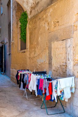 Bari Vecchia, Bari İtalya 'da raflarda kuruyan giysiler duvara dayanıyor..