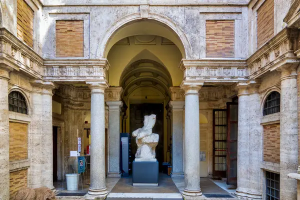 stock image The courtyard of the Museo Barracco di Scultura Antica, housed in the Palazzo Farnesina ai Baullari, Rome, Italy