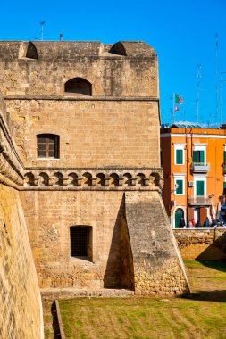 İtalya 'nın Bari kentindeki Castello Normanno-Svevo' nun ortaçağ duvarlarının manzarası..
