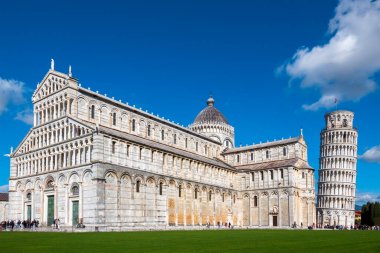 Santa Maria Katedrali ve Piazza dei Miracoli 'deki ikonik Eğik Kule, Pisa, İtalya