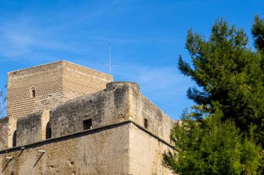 İtalya, Bari 'deki Castello Normanno-Svevo' nun ortaçağ duvarları ve kulesi