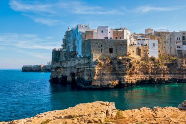 İtalya 'nın Polignano a Mare antik kenti Adriyatik Denizi' ne bakan kireçtaşı kayalıklara tünemişti.