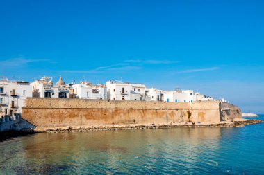 İtalya 'nın Monopoli kentindeki tarihi Cala Porta Vecchia plajı 