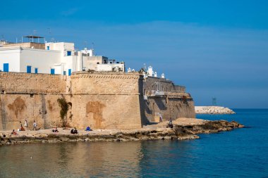 İtalya 'nın Monopoli kentindeki tarihi Cala Porta Vecchia plajı 