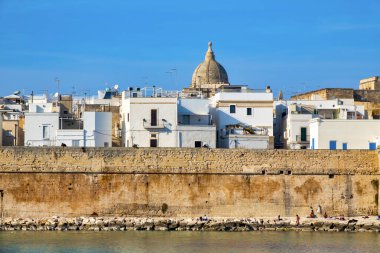İtalya 'nın Monopoli kentindeki tarihi Cala Porta Vecchia plajı 