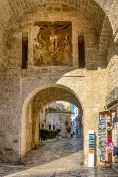 Porta Grande olarak da bilinen Arco Marchesale, 1780 yılına kadar İtalya 'nın Polignano a Mare şehrinin ana girişi oldu.