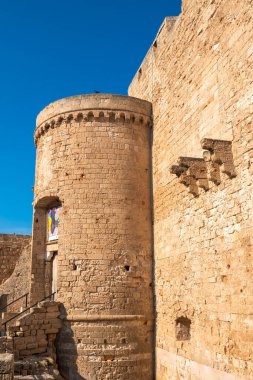 İtalya 'nın Monopoli kentindeki Charles V Kalesi (Castello di Carlo V) cephesi