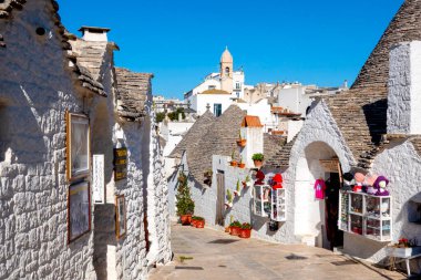 İtalya 'nın Alberobello kentindeki Rione Monti bölgesinin taş döşeli caddelerinde ikonik trulli evler küçük butiklere ve mağazalara dönüştürülüyor.. 