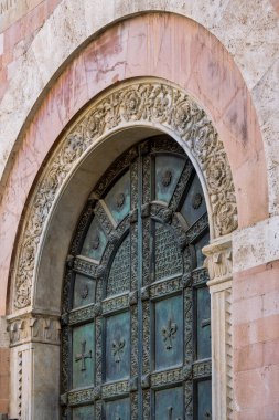 İtalya 'nın Foligno kentindeki San Feliciano Katedrali' nin zengin bronz kapısında karmaşık oymalar ve Roma motifleri yer alıyor.