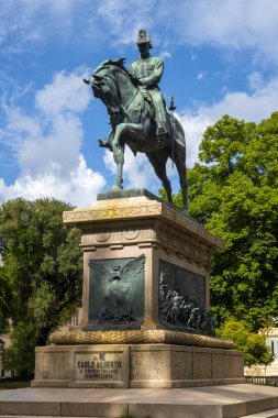 Kral Carlo Alberto 'nun bronz binicilik heykeli Villa Carlo Alberto al Quirinale, Roma, İtalya