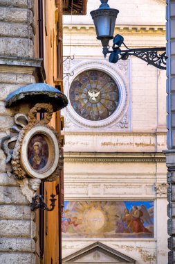 Arka planda Chiesa dello Spirito Santo dei Napoletani ile Via di Sant 'Aurea' nın köşesindeki kutsal bir mabet olan Edicola Sacra Madonna dell 'Orazione manzarası, Roma, İtalya