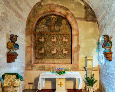 Bu sunak Foligno, Umbria, İtalya 'daki en eski kiliselerden biri olan Santa Maria Infraportas Bazilikası' nın içinde bulunmaktadır..