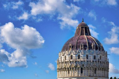 İtalya 'daki Pisa Katedrali kompleksinin (Piazza dei Miracoli) bir parçası olan Battistero di San Giovanni' nin kubbesi.