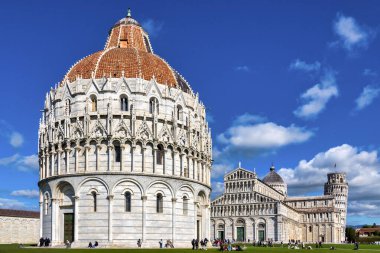 Piazza dei Miracoli, Pisa, İtalya 'daki Baptistery, Katedral ve Eğik Kule manzarası