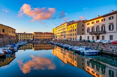 Livorno, İtalya 'daki Scali del Pontino kanalı manzaralı.