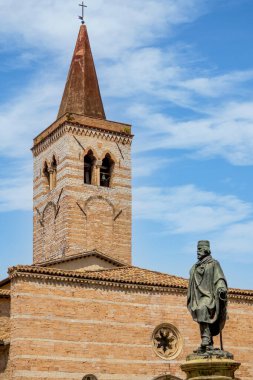 Bronze statue of Giuseppe Garibaldi in Piazza Garibaldi, Foligno, Italy clipart