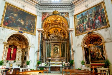 Santa Maria della Pace Barok Kilisesi 'nin ana mihrabında Meryem Ana' nın çocuğuyla birlikte Roma, İtalya 'da bir tablosu yer alıyor..
