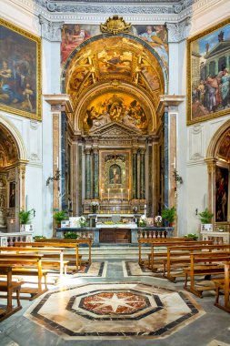 Santa Maria della Pace Barok Kilisesi 'nin ana mihrabında Meryem Ana' nın çocuğuyla birlikte Roma, İtalya 'da bir tablosu yer alıyor..