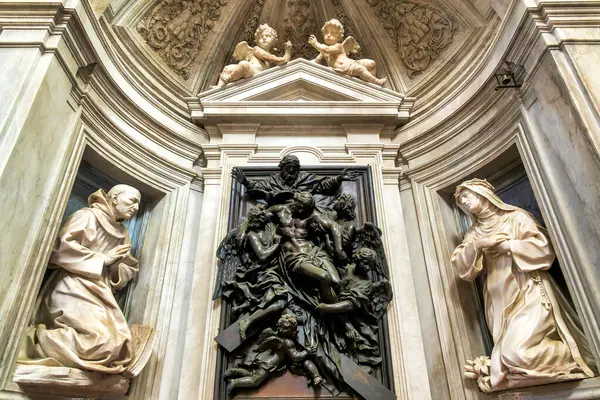 Bronz sunak Cosimo Fancelli tarafından Santa Maria della Pace, Roma, İtalya 'daki Chigi Şapeli' nde tasarlanan yeminli ifadeyi tasvir ediyor..