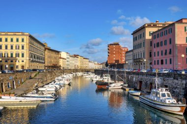İtalya, Livorno 'daki Ponte Novo' dan Scali d 'Azeglio ve Scali Manzoni boyunca kanalın manzarası.