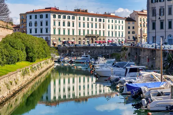 Livorno, İtalya 'daki kanal manzarası, şehrin en büyük meydanlarından biri olan Piazza della β bblica' nın tam önünde..