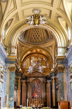 Roma, İtalya 'daki Sant' Apollinare 'nin Barok ana mihrabını, St. Apollinaris onuruna, sıva süslemeleri ve fresklerle süsleyin..