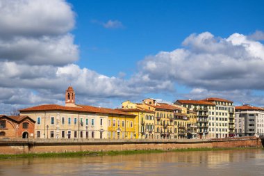 İtalya 'nın Pisa kentinde, Arno Nehri' nin kuzey kıyısında Lungarno Ranieri Simonelli boyunca renkli binalar.. 