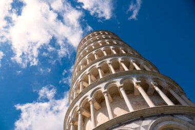 Pisa Piazza dei Miracoli, Pisa, İtalya 'da yer alan Eğik Kule 56 metrelik bir Roma çan kulesidir..