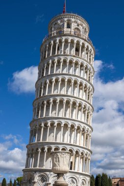 Pisa Piazza dei Miracoli, Pisa, İtalya 'da yer alan Eğik Kule 56 metrelik bir Roma çan kulesidir..