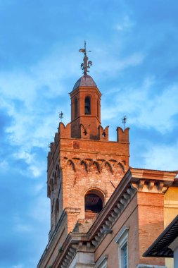 İtalya, Foligno 'daki Palazzo Comunale' in ortaçağ çan kulesi, gün batımında ele geçirildi..