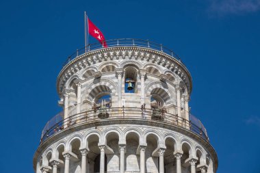 İtalya 'nın Pisa Kulesi' nin tepesindeki çan kulesinde yedi tarihi çan yer alıyor ve şehrin panoramik manzarasını sunuyor..