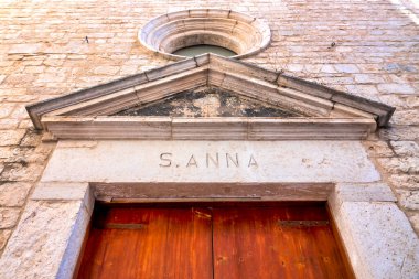  Lunette of Museo Sinagoga Sant'Anna, Trani, Italy clipart