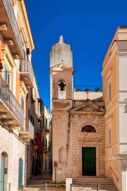 İtalya 'nın Trani kentindeki Chiesa di San Donato' nun mütevazı cephesinde basit bir giriş ve bitişik ortaçağ saat kulesi bulunuyor..