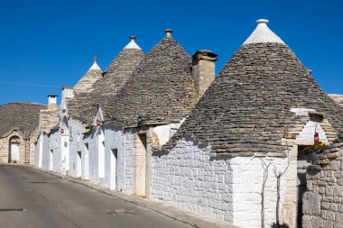 Geleneksel beyazlatılmış trulli konik çatıları ile Via Verdi hattı Alberobello, İtalya, UNESCO Dünya Mirası Bölgesi.