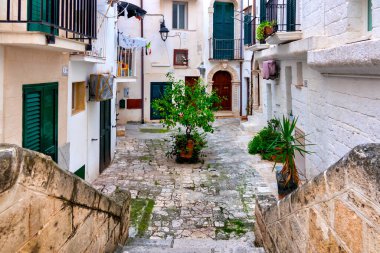 Monopoli 'nin tarihi merkezinde avlu, İtalya 