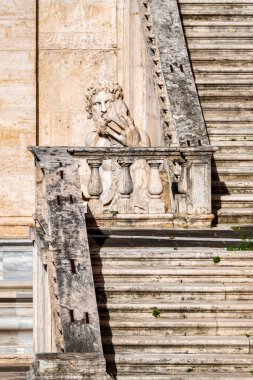 İtalya 'nın başkenti Capitoline Hill' deki Palazzo Senatorio 'nun önündeki Tanrı Tiber Nehri' nin mermer heykeli.