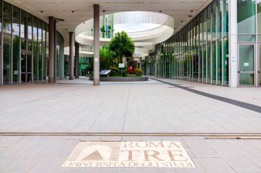 Paul Eyschen 'in (18411915) mezarı Lüksemburg' un Notre-Dame Mezarlığı 'nda bulunmaktadır.