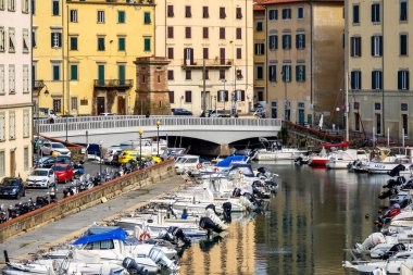 Livorno, İtalya 'daki Quartiere Venezia manzarası, tarihi kanallarını, köprülerini ve liman binalarını gözler önüne seriyor..