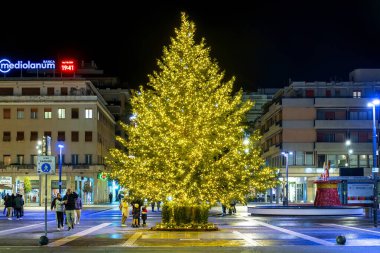 İtalya 'nın Pescara kentinde Piazza della Rinascita' daki Noel ağacı, aynı zamanda Piazza Salotto olarak da bilinir.. 