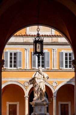 Andrea Vacca 'nın 18. yüzyıldan kalma heykeli İtalya' nın Pisa kentindeki Başpiskopos Sarayı 'nın avlusunda duruyor..