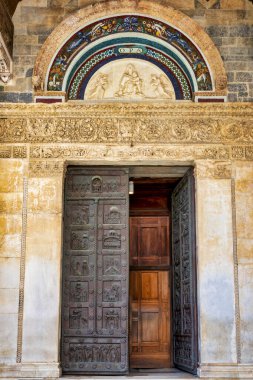 İtalya 'daki Duomo di Pisa' nın girişindeki St. Ranier Kapısı 'nın ayrıntılı görüntüsü.. 