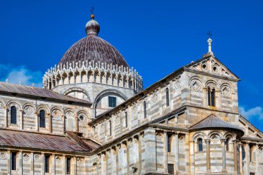 İtalya 'daki Pisa Katedrali' nin (Duomo di Pisa) yan görünüşü, alternatif siyah ve beyaz mermer ile Romanca mimarisini sergiliyor