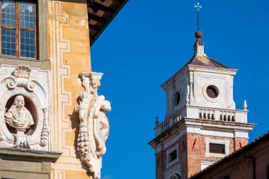İtalya, Pisa 'daki Palazzo della Carovana' nın ayrıntılı bir görüntüsü. Arka planda Santo Stefano dei Cavalieri Kilisesi 'nin çan kulesi görünüyor..