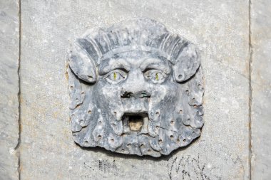 Piazza San Martino, Pisa, İtalya 'daki fıskiyenin ayrıntılı bir görüntüsü.