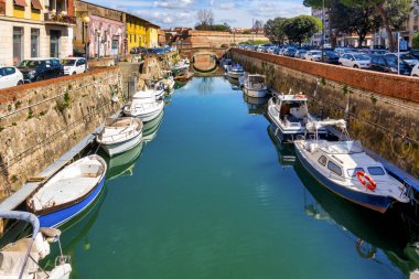 Livorno, İtalya 'nın Venezia Nuova bölgesindeki bir kanal kentin tarihi Akdeniz mimarisi ve deniz mirasını yansıtıyor.