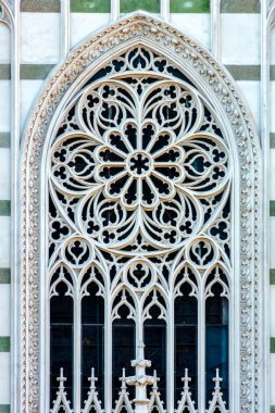 Roma, İtalya 'daki Chiesa del Sacro Cuore del Suffragio' nun gül penceresinin detaylı görüntüsü ve Gotik cephesi.