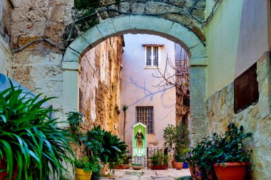Corte Albero Lungo, Bari Vecchia, Bari, İtalya 'da San Pio' ya adanmış bir tapınağın bulunduğu dar bir sokak..