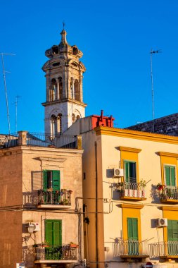 12. yüzyıldan kalma bir kilise olan Chiesa di San Giacomo 'nun çan kulesi Bari Vecchia, Bari, İtalya' da yer almaktadır.