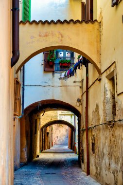 İtalya 'nın Foligno şehrinin tarihi merkezinde dar bir sokak.