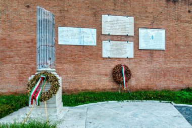 Porta San Paolo, Roma, İtalya 'daki Direniş savaşçılarını onurlandıran mezar taşları.